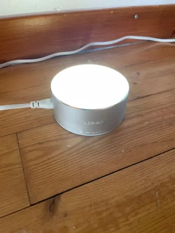 Lampe LED tactile avec emplacement chargeur