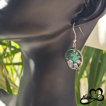 Boucles d'oreilles rondes argentées et vertes avec des brillants