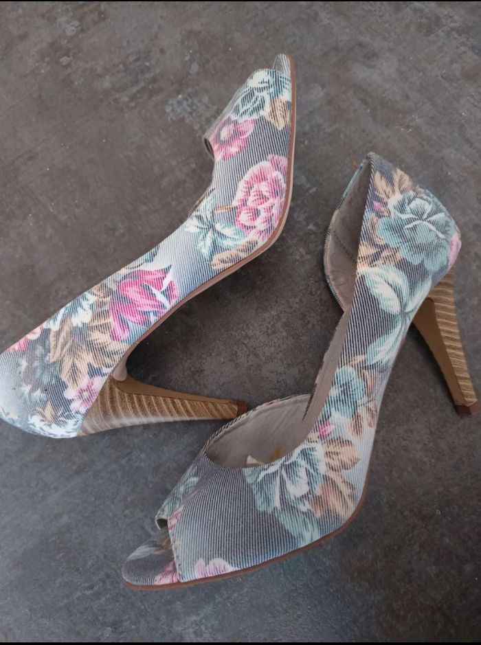 Chaussures à talons en toile fleurie pointure 39 - photo numéro 2