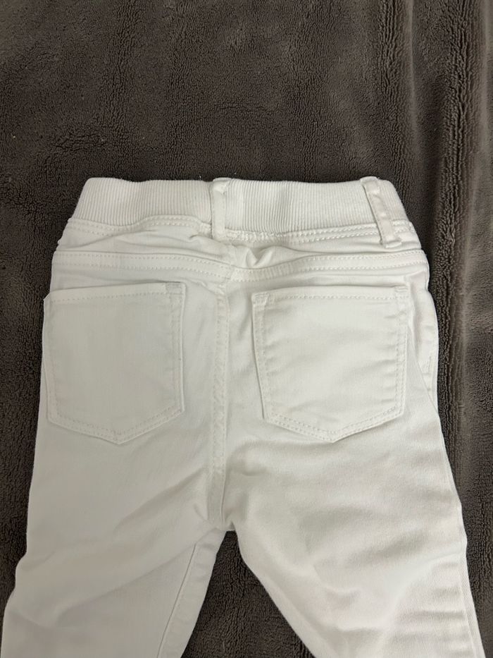 Jean blanc baby gap 18-24 mois - photo numéro 4