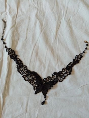 Collier en dentelle motif papillon