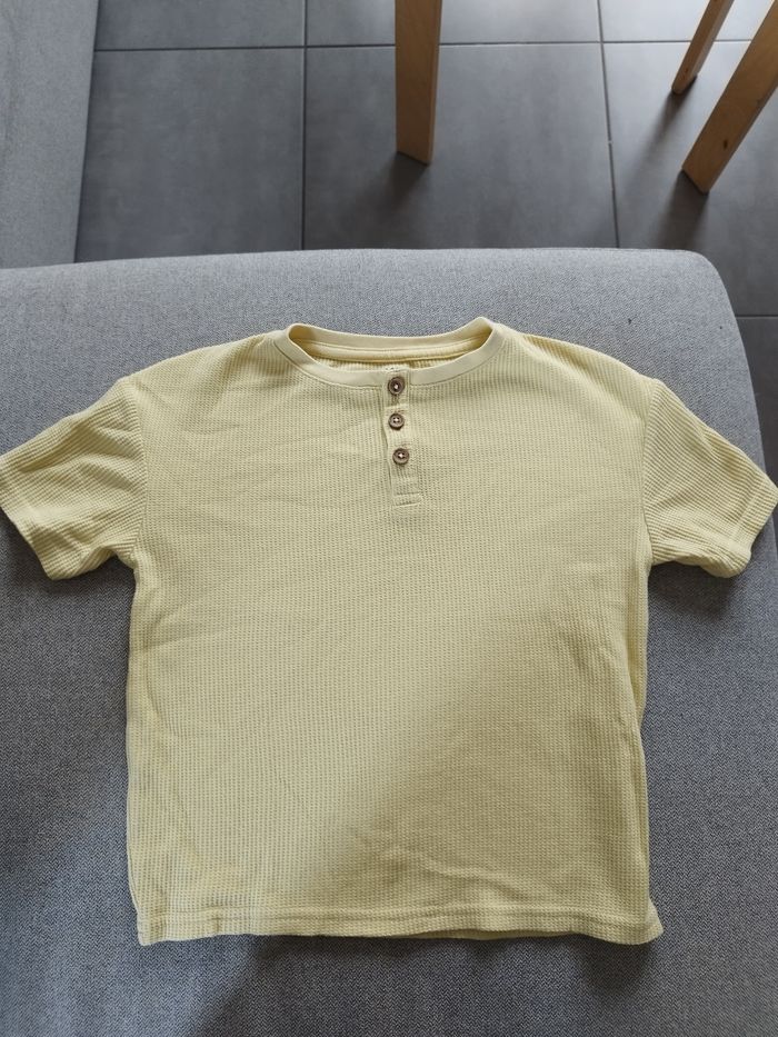 Polo jaune.