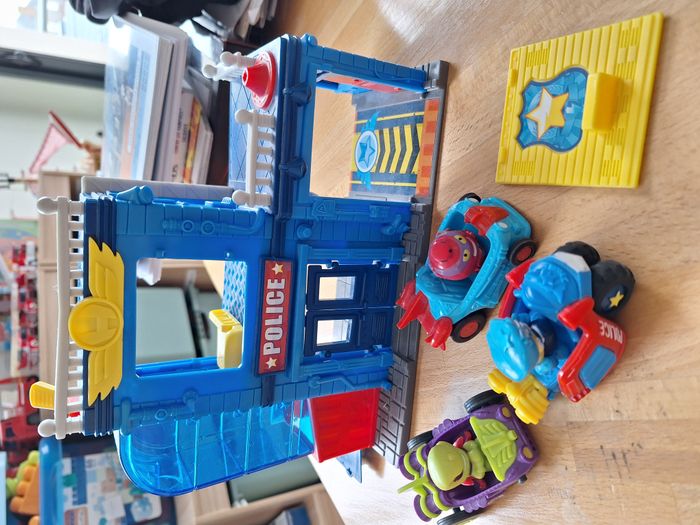 Lot super zings poste de police + véhicules