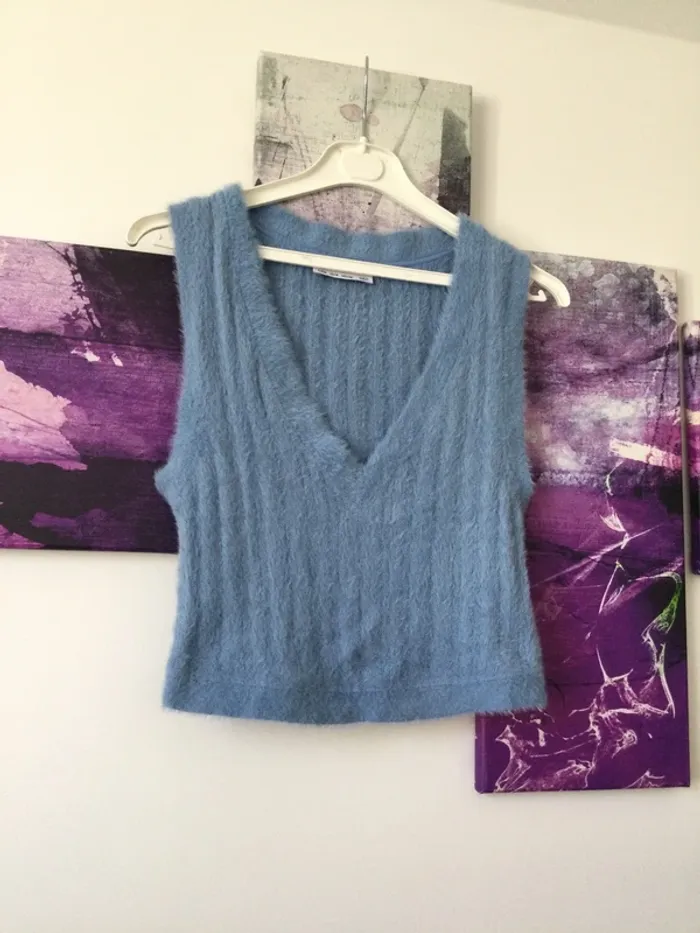 Pull col v sans manches Bershka T38