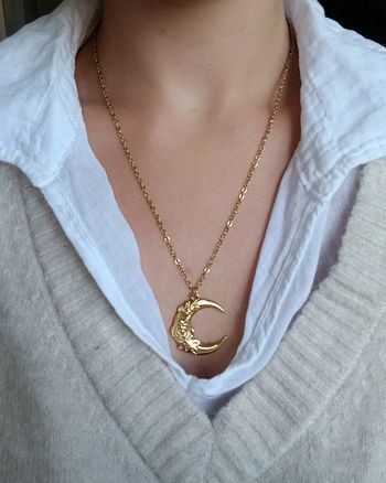 Joli collier pendentif lune