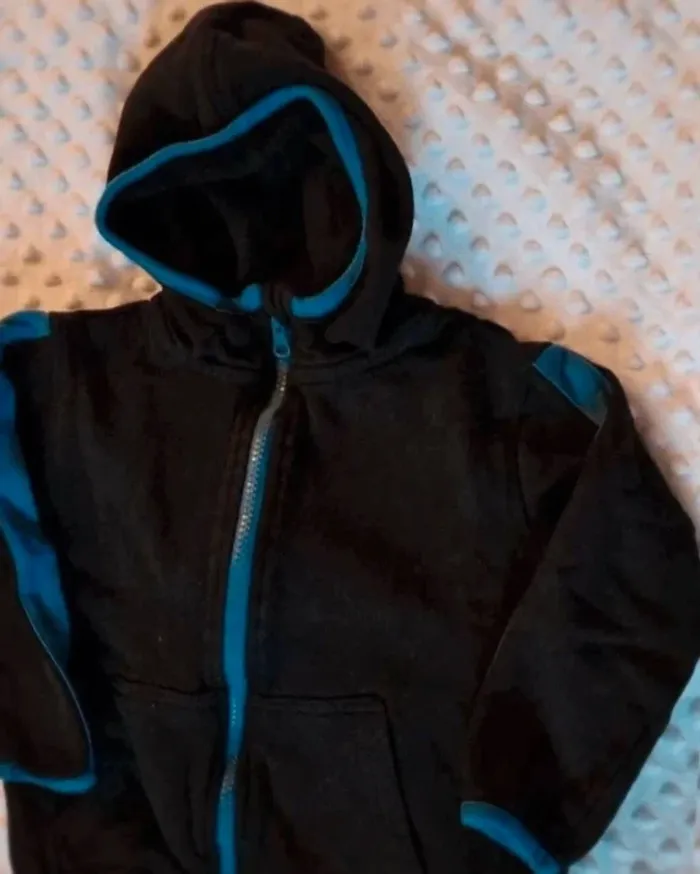 Sweat à capuche noir et bleu