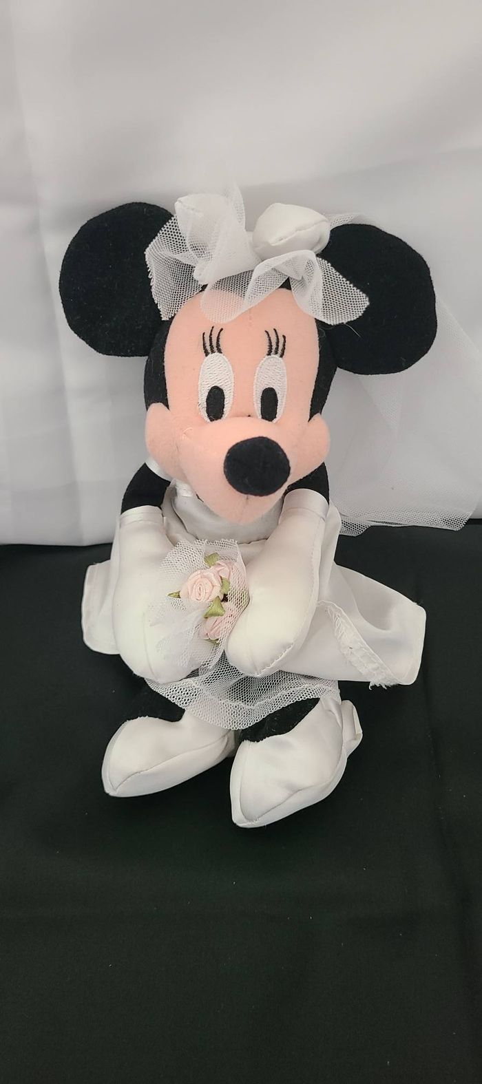 Peluche souris Minnie en robe de mariée DISNEY - photo numéro 2
