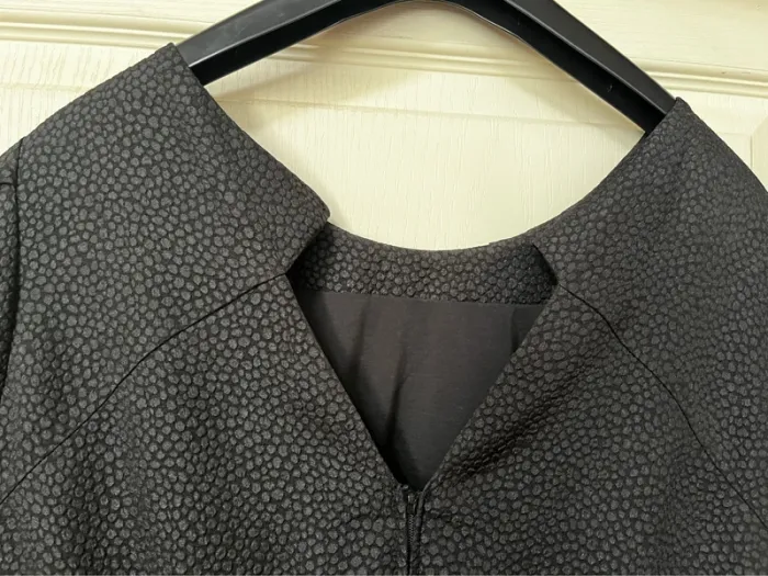 Robe noire très chic -  L 95 cm / l 50 cm -très bon état - photo numéro 5