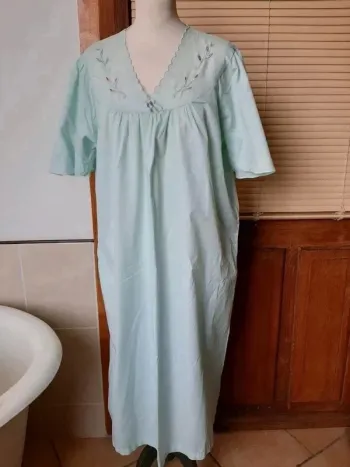 Chemise de nuit vert pastel brodée Damart Taille XL