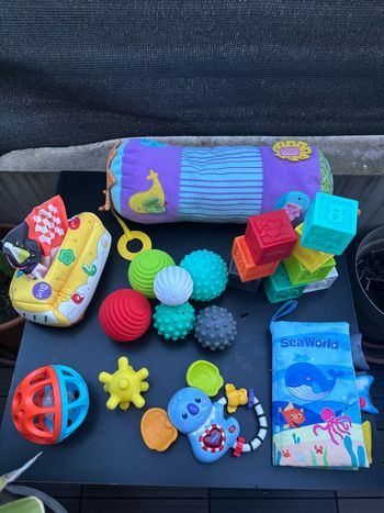 Lot de jeux d’éveil + coussin cylindrique ventral