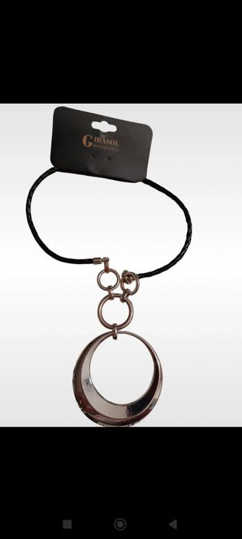 Long collier couleur argent - en très bon état