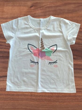 T-shirt correspondant à un 5/6 ans motif licorne