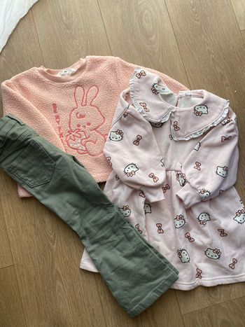 Lot vêtements fille 98-104cm : robe Hello Kitty, pull lapin, pantalon flare