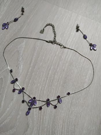 Parure argentée et violet Collier et boucles d'oreilles.