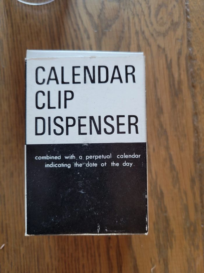 Distributeur de trombone calendrier perpétuel - photo numéro 2