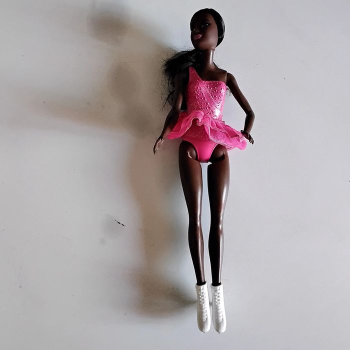 Barbie patineuse artistique avec tenue rose à paillettes - photo numéro 3