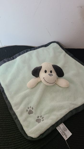 Doudou plat chien ZEEMAN gris vert bleu empreintes grelot