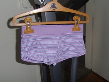 Short violet à rayures Taille 3 ans