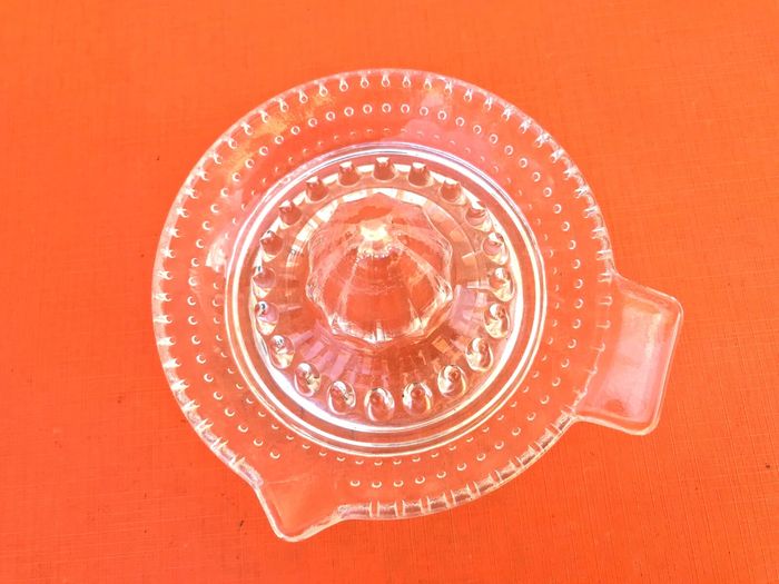 Années 1970 Presse agrumes Verre moulé décor pointes de perles - photo numéro 4