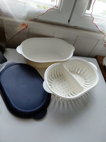 Tupperware plat de service avec passoire a asperges 