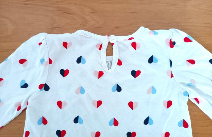 T-shirt manches longues blanc à coeurs multicolores. C&A. Coton. Taille 9 / 12 mois. 74 cm - photo numéro 3