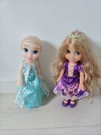 2  grandes poupées Disney Princesses