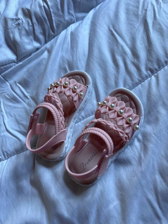 Jolies sandales neuves pointure 24 - photo numéro 8