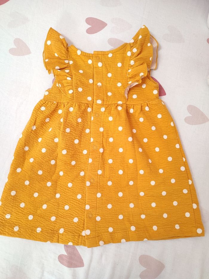 Robe couleur moutarde/safran - à pois - 12 mois - Très bon état - Kiabi - photo numéro 3