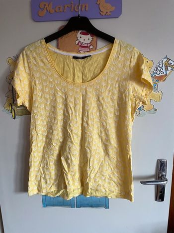 Tee shirt à manches courtes jaune à motifs blancs, taille M, marque Kiabi.