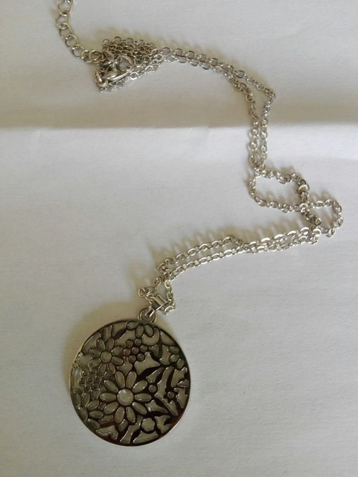 Pendentif + chaine neuf