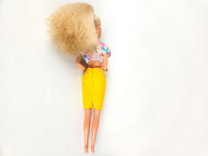 Poupée Barbie avec haut à motifs floraux et robe jaune - Mattel - photo numéro 4