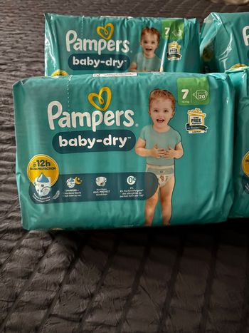 Lot de 160 couches Pampers Baby-Dry taille 7 (15+kg)