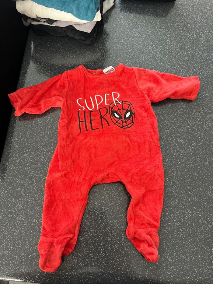 Pyjama taille 1 mois en très bon état