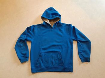 Sweat bleu roi à capuche (intérieur gris) poche centrale