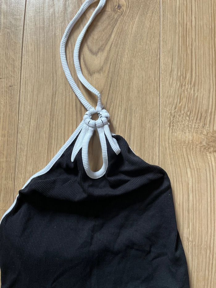 top dos nu avec détail fleur - photo numéro 3