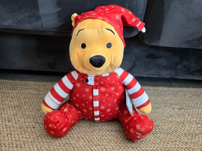 Disney Store Peluche moyenne Winnie l'Ourson Noël Holiday Cheer 2021