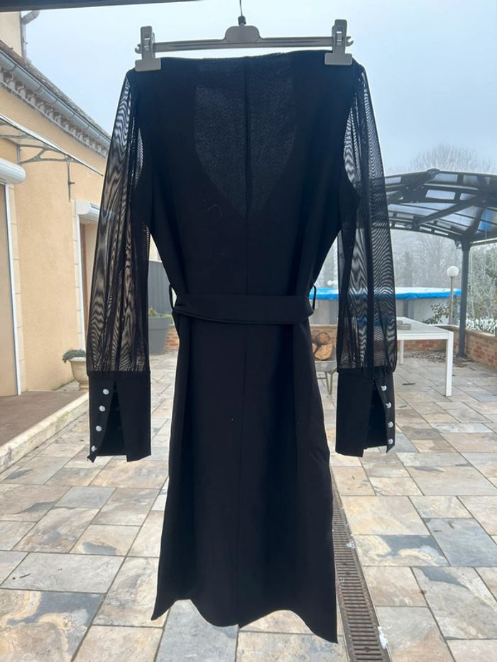 Robe noir avec manche voile et fendu - photo numéro 2
