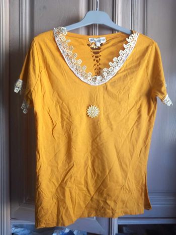 Tee-shirt ouvert dans le dos avec dentelles