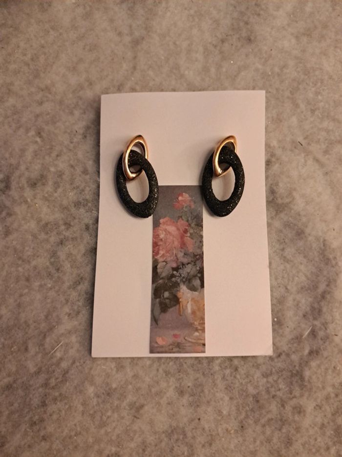 Boucles d'oreilles pendante noir et doré - photo numéro 6