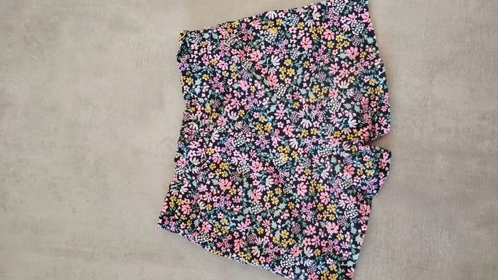 Short fleuris h&m taille 6/8 ans fille - photo numéro 3
