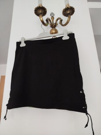 Jolie jupe courte  avec lacets sur les côtés.  Taille 3