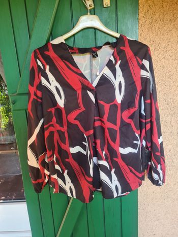 Tunique. Femme. Manche longue. Emery Rose. Taille 46. Aisselles à aisselles 65 cm. Longueur 72 cm. Noir,  blanc., rouge. Neuve