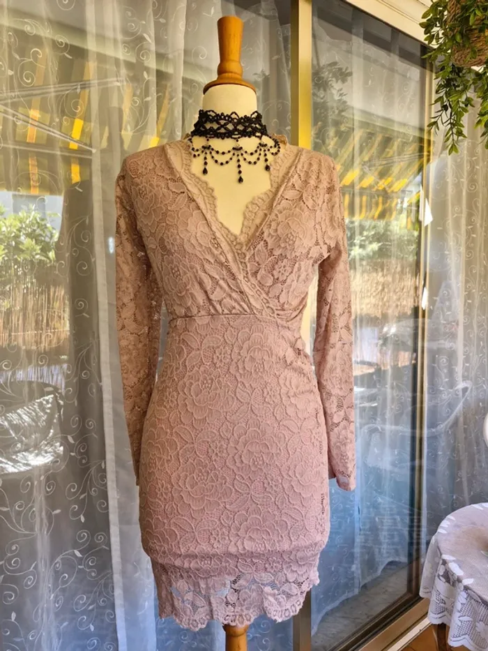 🌸 Robe moulante en dentelle florale (2 couleurs différentes) - photo numéro 2