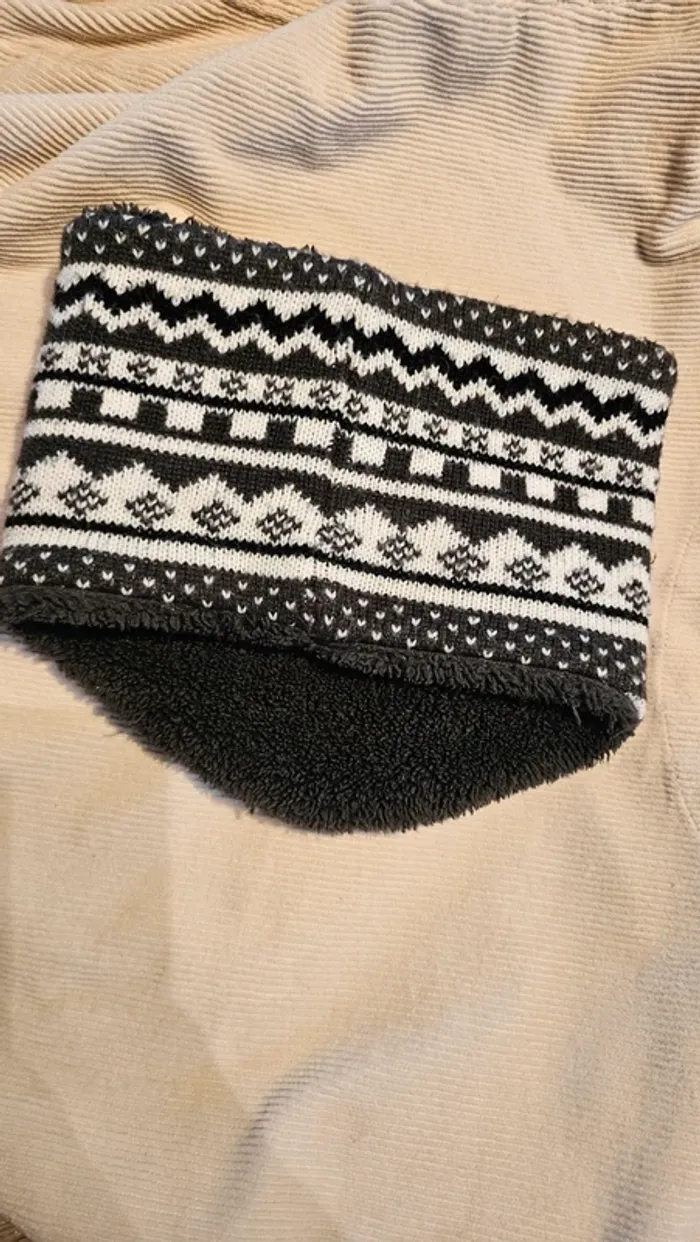 Ensemble bonnet,écharpe et moufles - photo numéro 3