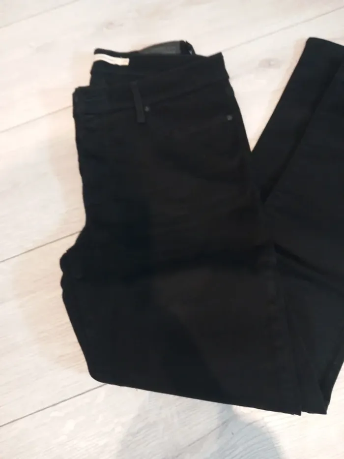 Jean levi's noir 311 taille 29 - photo numéro 2