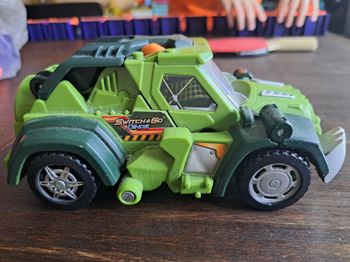 Voiture transformable en dinosaure