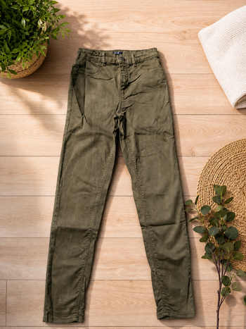 Jean slim kaki 14 ans Kiabi neuf – coupe tendance, état impeccable 🌿