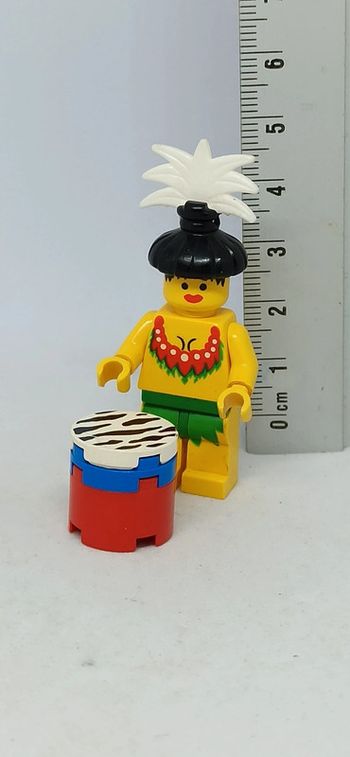 Femme indigène avec tam-tam lego