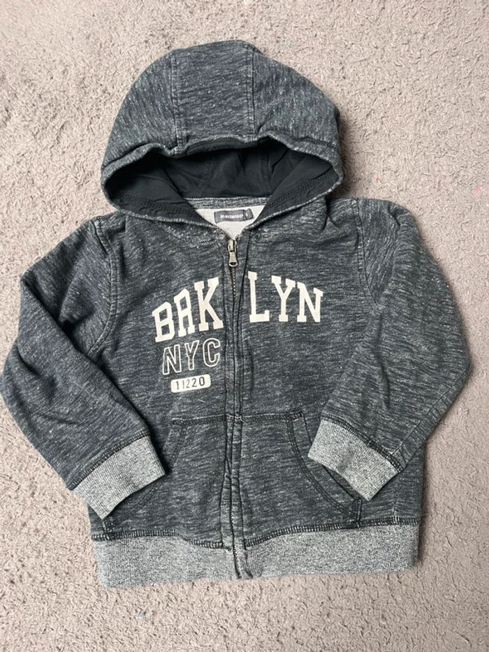 Sweat zippé à capuche