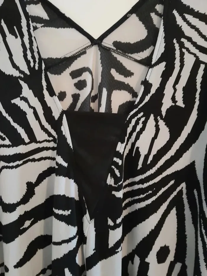 Haut blanc imprimé noir taille 56/58, manches courtes - photo numéro 2